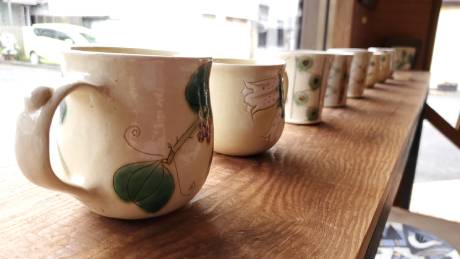 つばき模様のマグカップ